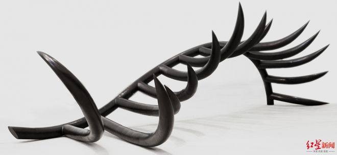 m88体育官方雕塑家娜布其的彩色金属“宠物”丨2023成都双年展(图2)