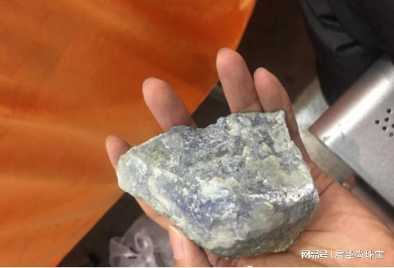 m88体育官方新疆市场上出现的一种蓝色石头(图5)
