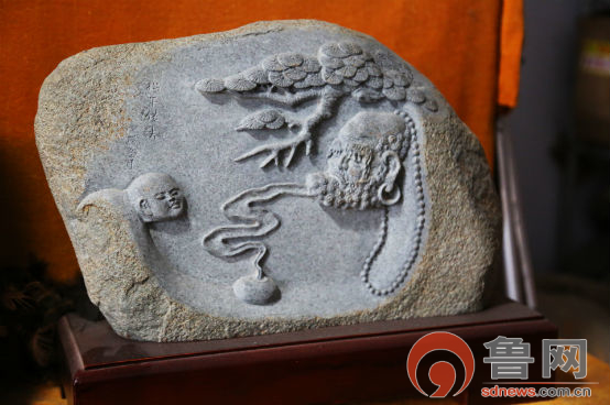 m88体育官方泥塑大师玩起石头 安保军雕刻有“生命”的泰山石(图6)